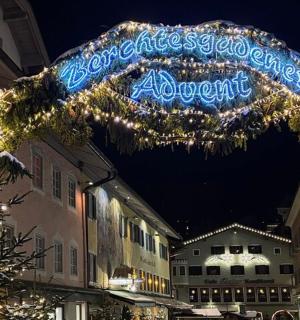 城市街道上挂着圣诞灯饰