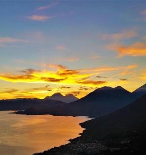 群山环抱的水域上空的日落