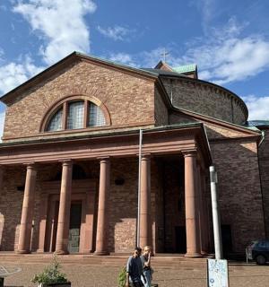 一座前面有柱子的大型砖砌建筑