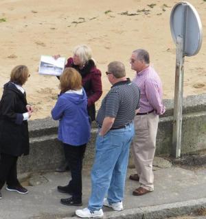 一群人站在海滩附近