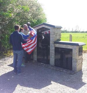 两名男子举着美国国旗