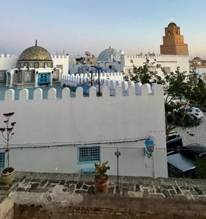 bílá budova s plotem a mešitou