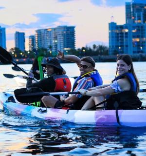 eine Gruppe von Menschen in einem Kajak auf dem Wasser