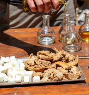 一个人正在木桌上准备食物