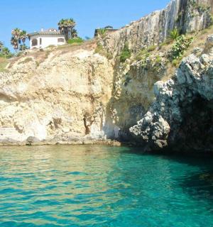 岩石峭壁侧面的洞穴