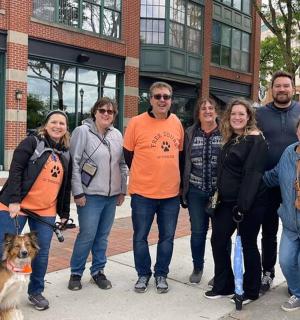 一群人站在一栋建筑物前