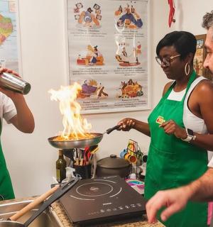 一群人在炉子上的平底锅里做饭