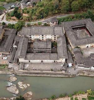 河边建筑物的鸟瞰图