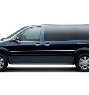 Černá dodávka zaparkovaná na bílém pozadí