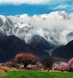 pohled na pohoří se zasněženými horami