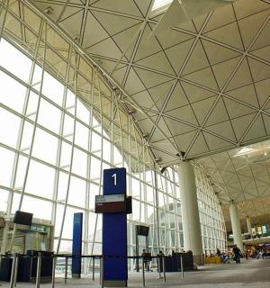 带有大型玻璃天花板的机场航站楼