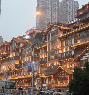 一座有建筑物的城市中的一组建筑