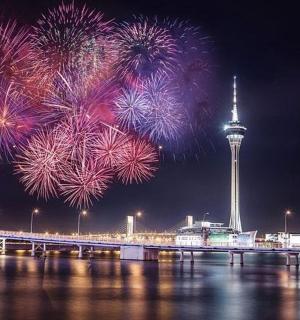 以太空针塔为背景的烟花表演