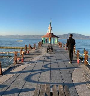 一名男子在水中的码头上行走