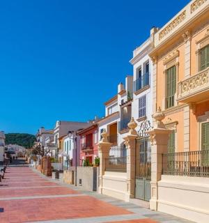 城镇中一条有建筑物的街道