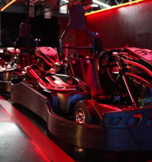 赛道上的一排红色赛车