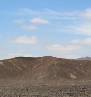 沙漠中的一座山