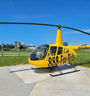 一架黄色直升机停在田野上