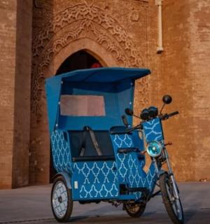 一辆蓝色摩托车停在一栋建筑物前