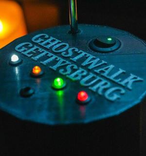 遥控器上写着“圣诞纪律会议”