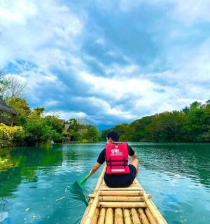 ชายคนหนึ่งบนเรือบนแม่น้ำ