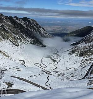 pemandangan gunung yang dilitupi salji dengan jalan