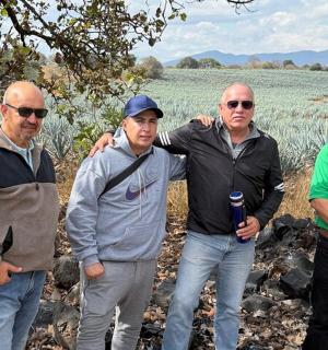 一群男人站在田野前