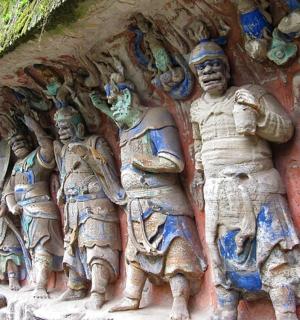 墙边的一排雕像