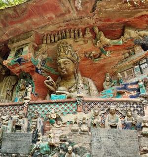 岩壁边上的雕像