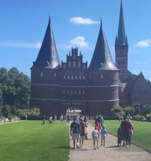 一群人在城堡前行走