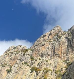 天空中云朵密布的山脉