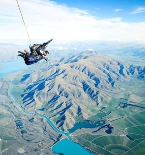 一个人挂在山上的绳子上