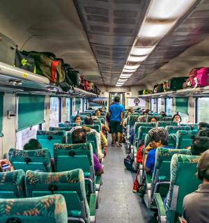 一群人坐在火车上