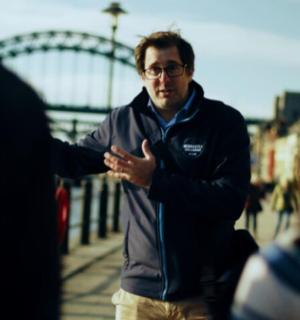 一名男子站在人行道上与一名女子交谈