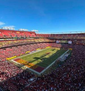 鸟瞰足球场与人群