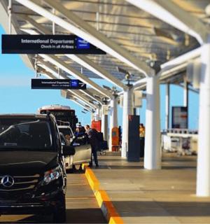 停在建筑物旁边停车场的汽车