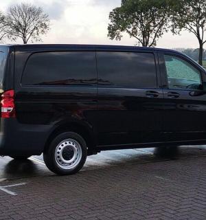 一辆黑色货车停在停车场