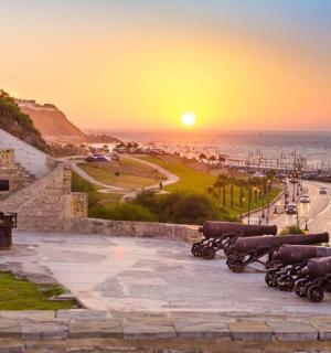 一组大炮在日落时分的墙上