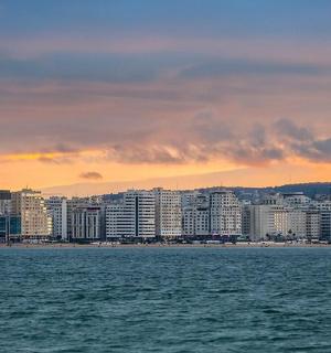 日落时从海上俯瞰城市