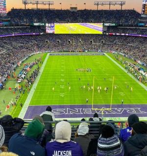 一群人在体育场观看足球比赛