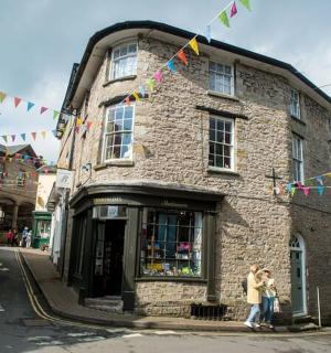 一群人站在一栋建筑物前