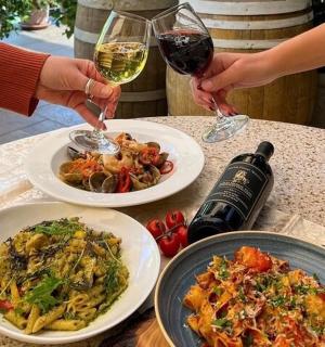 两个人拿着酒杯，在桌子上放着食物