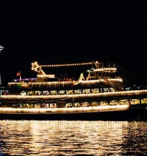 velká výletní loď na vodě v noci