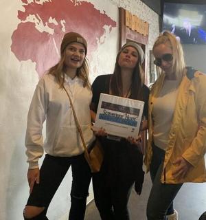 Tři dívky stojí před mapou