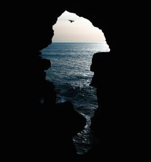 以海洋为背景的洞穴