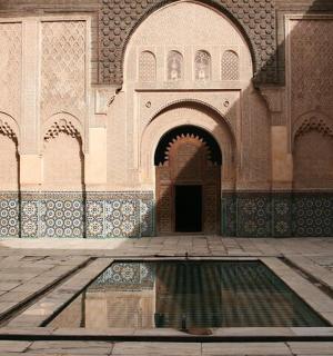 庭院里有水池的建筑