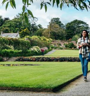 两个女人穿过公园