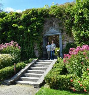 dva lidé stojící ve dveřích zahrady