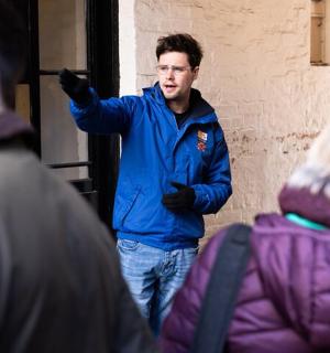 站在一群人面前的一个人