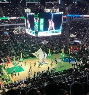 pohled shora na basketbalový zápas na stadionu